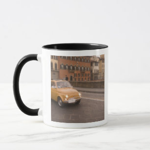 Italien, Florenz. Fiat 800 Rally überquert Arno Tasse