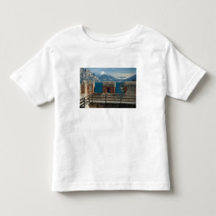 Italien, Malcesine, Blick vom Schloss auf den See Kleinkind T-shirt