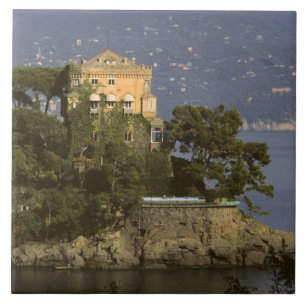 Italien, Portofino. Malerisches Leben an der Fliese