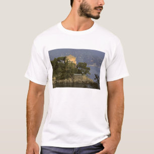 Italien, Portofino. Malerisches Leben an der T-Shirt