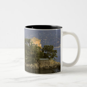 Italien, Portofino. Malerisches Leben an der Zweifarbige Tasse