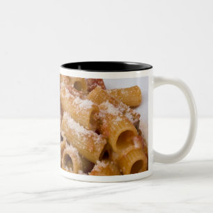 Italien, Positano. Anzeigeplatte aus Rigatoni. Zweifarbige Tasse
