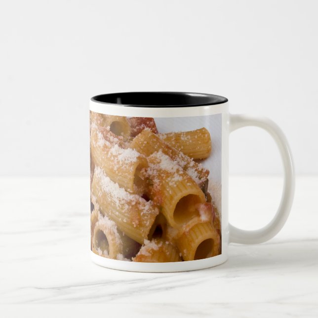 Italien, Positano. Display Platte der rigatoni. Zweifarbige Tasse (Rechts)