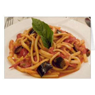 Italien, Positano. Teller mit Pasta und Aubergine.