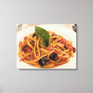 Italien, Positano. Teller mit Pasta und Aubergine. Leinwanddruck