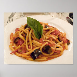 Italien, Positano. Teller mit Pasta und Aubergine. Poster