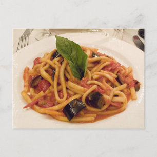Italien, Positano. Teller mit Pasta und Aubergine. Postkarte
