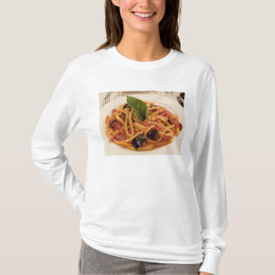 Italien, Positano. Teller mit Pasta und Aubergine. T-Shirt