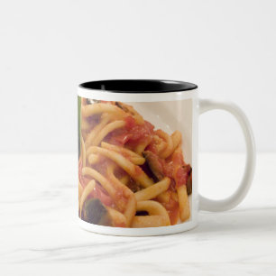 Italien, Positano. Teller mit Pasta und Aubergine. Zweifarbige Tasse
