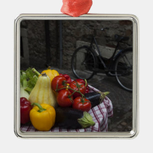 Italien, Provinz Brescia, Gargnano. Tisch mit 2 Silbernes Ornament