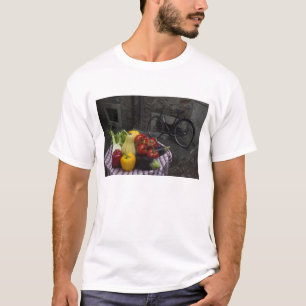 Italien, Provinz Brescia, Gargnano. Tisch mit 2 T-Shirt
