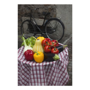 Italien, Provinz Brescia, Gargnano. Tisch mit Fotodruck