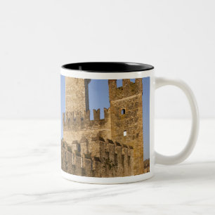 Italien, Provinz Brescia, Sirmione. Castello Zweifarbige Tasse