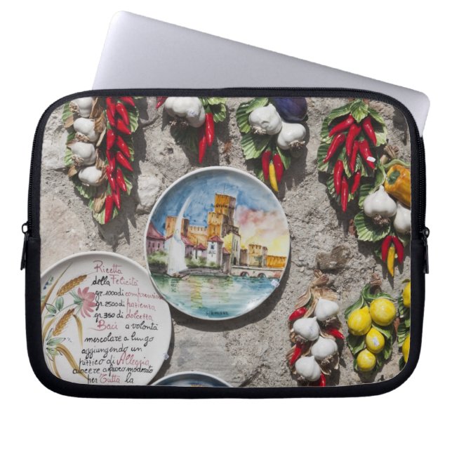 Italien, Provinz Brescia, Sirmione. Souvenirs. Laptopschutzhülle (Vorderseite)