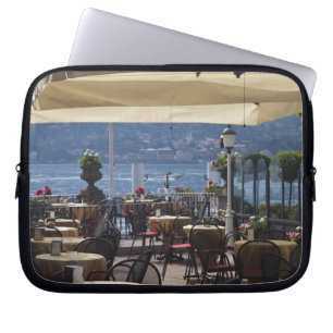 Italien, Provinz Como, Bellagio. Seecafé. Laptopschutzhülle