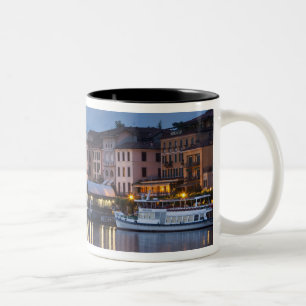 Italien, Provinz Como, Bellagio. Stadtansicht, Zweifarbige Tasse