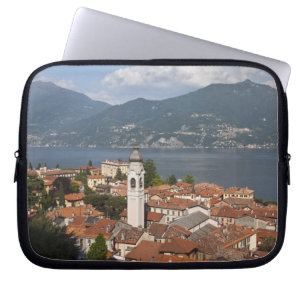 Italien, Provinz Como, Menaggio. Stadtansicht und Laptopschutzhülle