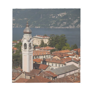 Italien, Provinz Como, Menaggio. Stadtansicht und Notizblock