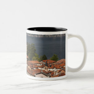 Italien, Provinz Como, Menaggio. Stadtansicht und  Zweifarbige Tasse