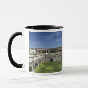 Italien, Provinz Mantua, Mantua. Innenhof, Tasse