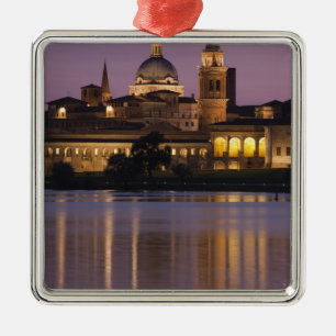 Italien, Provinz Mantua, Mantua. Stadtansicht und Silbernes Ornament