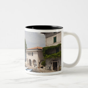 Italien, Provinz Verona, Malcesine. Cassone alt Zweifarbige Tasse