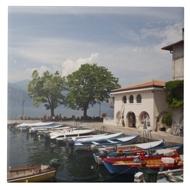 Italien, Provinz Verona, Malcesine. Kassettenalter Fliese (Vorderseite)
