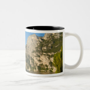 Italien, Riva del Garda, Gardasee, Berg Zweifarbige Tasse