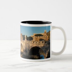 Italien, Rom, Castel Sant'Angelo und Fluss Zweifarbige Tasse