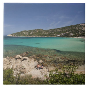 Italien, Sardinien, Baja Sardinien. Resortstrand. Fliese