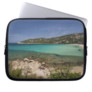 Italien, Sardinien, Baja Sardinien. Resortstrand. Laptopschutzhülle