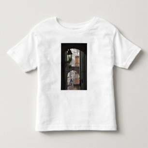 Italien, Sardinien, Bosa. Straßendetail. Kleinkind T-shirt