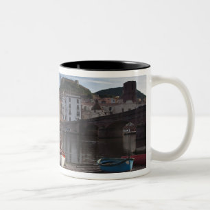 Italien, Sardinien, Bosa. Temo-Fluss und Ponte Zweifarbige Tasse