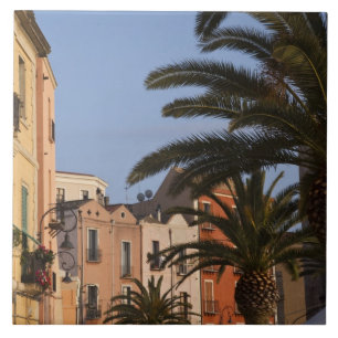Italien, Sardinien, Cagliari. Gebäude und Palmen Fliese