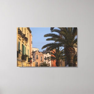 Italien, Sardinien, Cagliari. Gebäude und Palmen Leinwanddruck