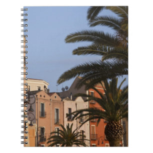 Italien, Sardinien, Cagliari. Gebäude und Palmen Notizblock