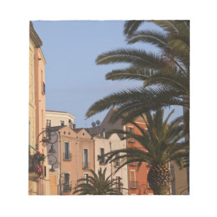 Italien, Sardinien, Cagliari. Gebäude und Palmen Notizblock