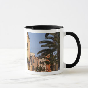Italien, Sardinien, Cagliari. Gebäude und Palmen Tasse