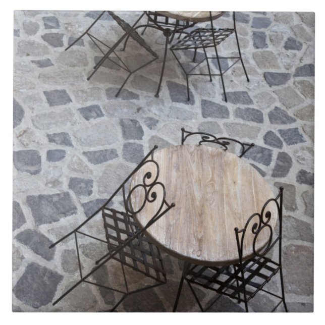 Italien, Sardinien, Castelsardo. Tische im Café. Fliese (Vorderseite)