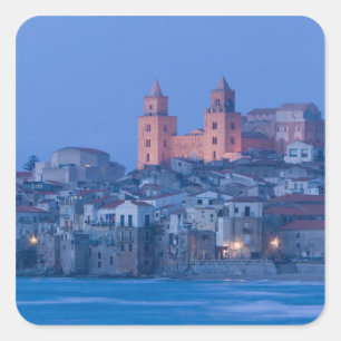 Italien, Sizilien, Cefalu, Ansicht mit Dom vom Quadratischer Aufkleber