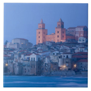 Italien, Sizilien, Cefalu, Ansicht mit Duomo aus Fliese