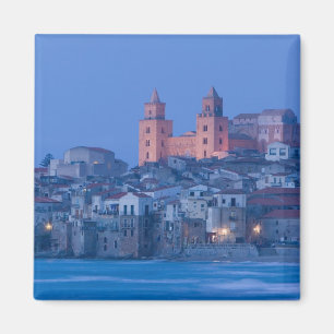 Italien, Sizilien, Cefalu, Ansicht mit Duomo aus Magnet