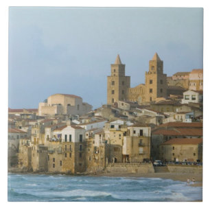 Italien, Sizilien, Cefalu, Ansicht mit Duomo von 2 Fliese