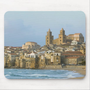 Italien, Sizilien, Cefalu, Ansicht mit Duomo von 2 Mousepad