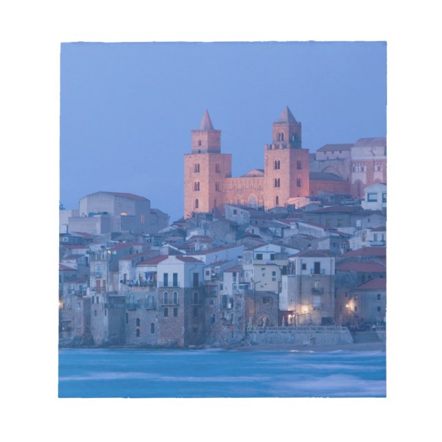 Italien, Sizilien, Cefalu, Aussicht mit Duomo aus Notizblock (Vorderseite)
