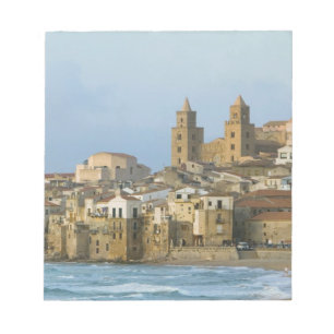 Italien, Sizilien, Cefalu, Aussicht mit Duomo von  Notizblock