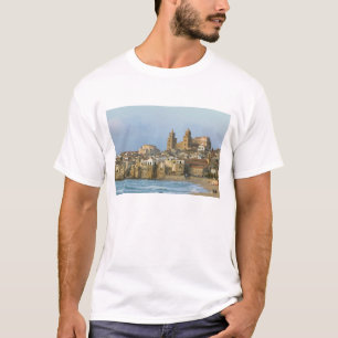 Italien, Sizilien, Cefalu, Blick mit Dom von 2 T-Shirt