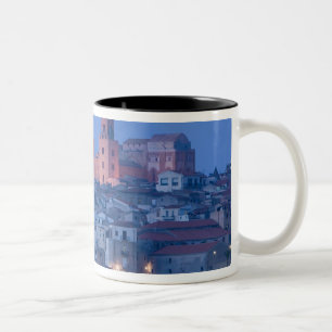 Italien, Sizilien, Cefalu, Blick mit Duomo von Zweifarbige Tasse