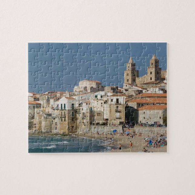 Italien, Sizilien, Cefalu, Stadtanblick mit Duomo  (Horizontal)