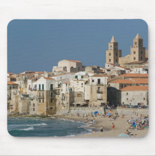 Italien, Sizilien, Cefalu, Stadtanblick mit Duomo  Mousepad